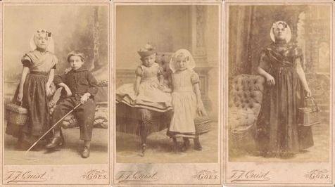 3 foto's. Op de eerste 2, 2 kleine kinderen en op de laatste een vrouw. Op alle foto's heeft iemand een mandje in de hand