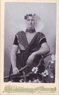 Vrouw in streekdracht, ze draagt een geplooid doek