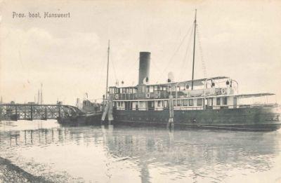 Prentbriefkaart met foto van een veerpont in 1918.