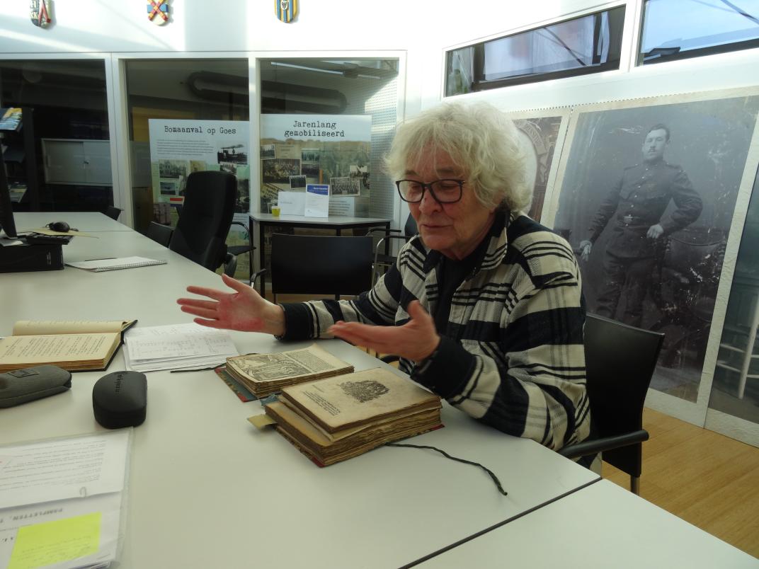 Anna de Haas in de studiezaal