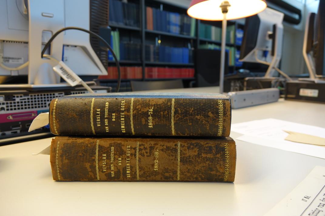 2 opgestapelde boeken met verslagen van de gemeente Goes