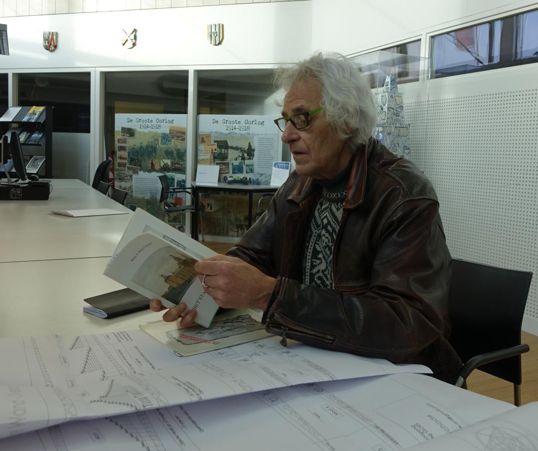 George Schade in de studiezaal