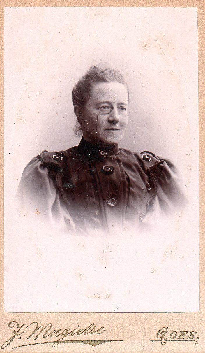 Freule Van Heuvel, portretfoto door J. Magielse 