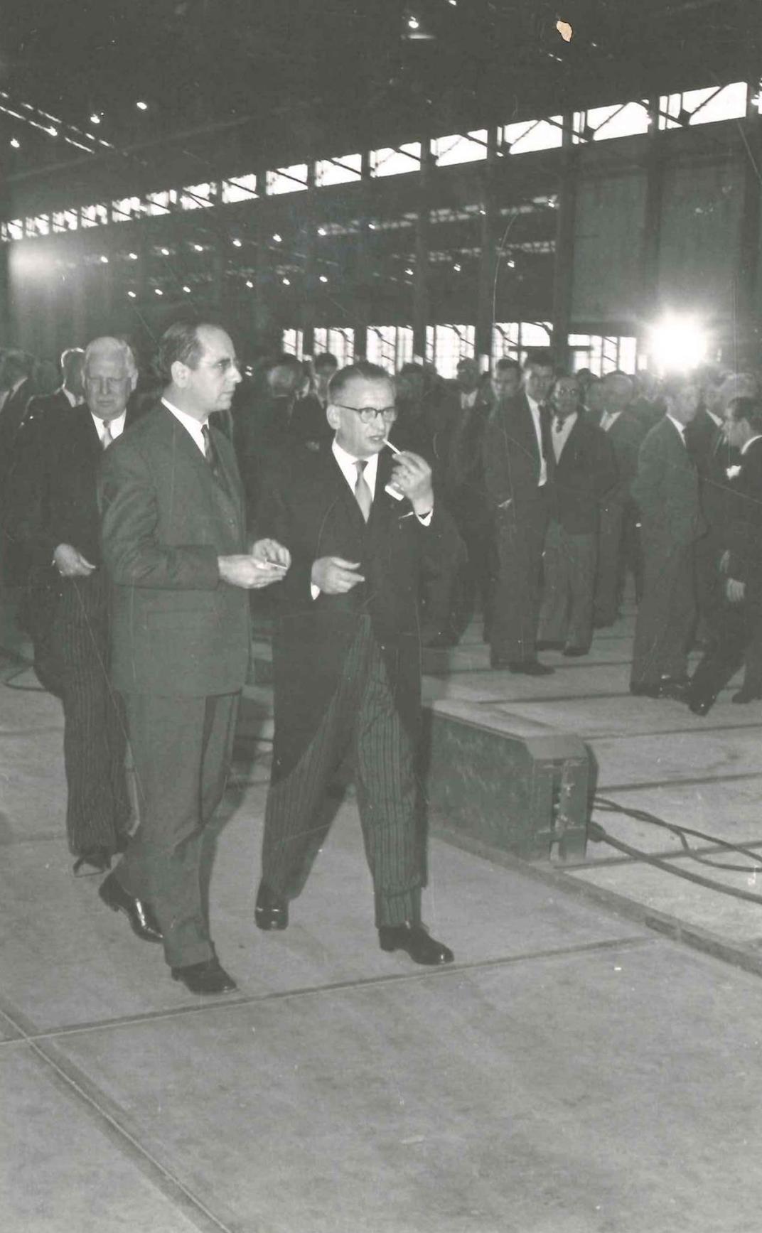 Vooraan rechts, met sigaret, directeur Benschop, bij de opening van de AKF in 1962.