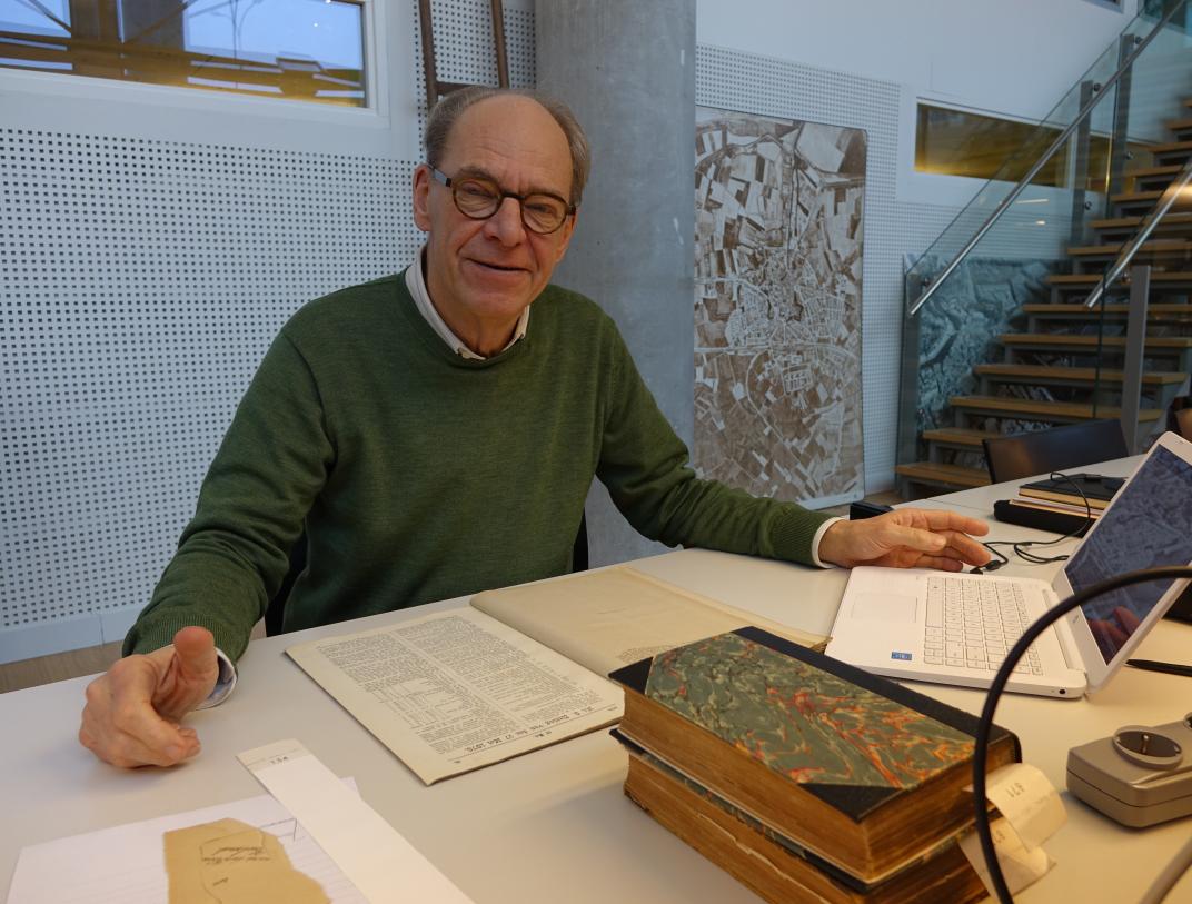 Jan Blokker in de studiezaal