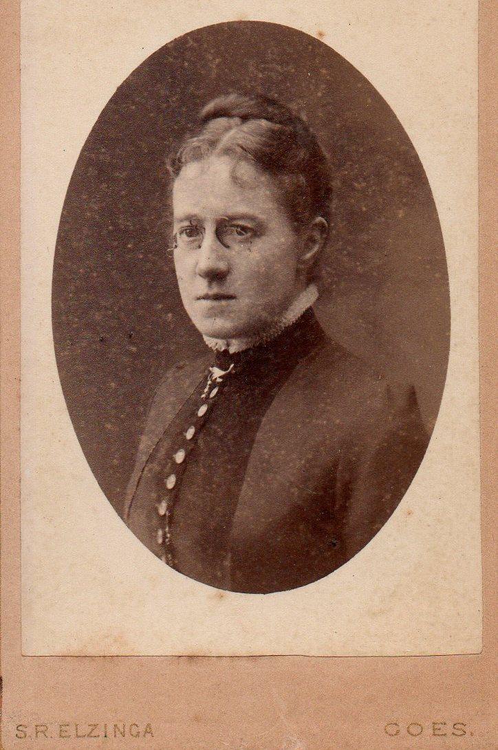 Freule Van Heuvel, portretfoto door S.R. Elzinga