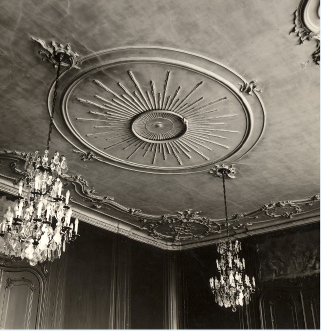 Plafond van de trouwzaal/vierschaar in het Stadhuis, er gangen 2 lampen en daar tussen zit het ouroborous-symbool.