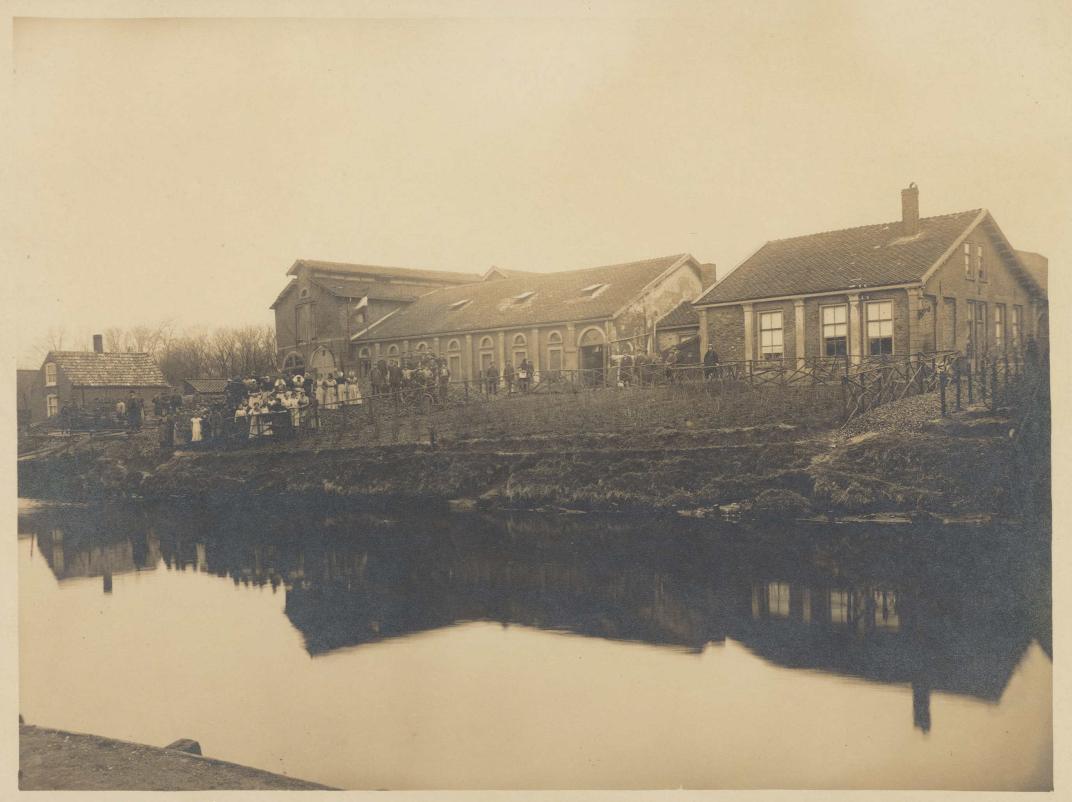 Meestoof de Zon aan het water bij de Albert Joachimikade
