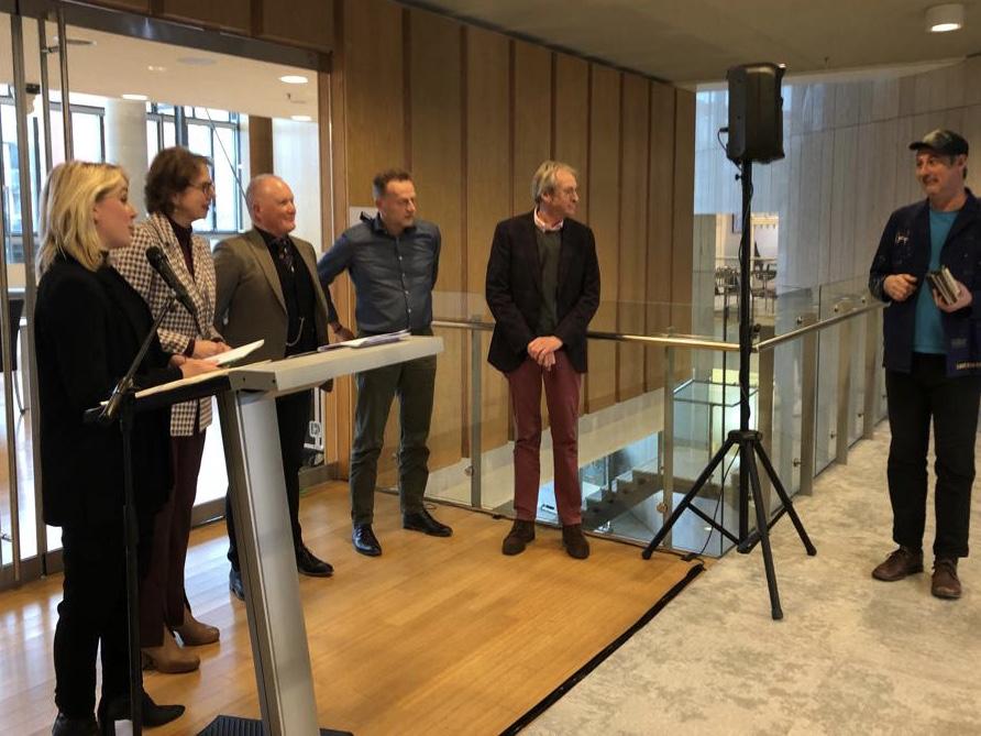 Burgemeester Margo Mulder overhandigde aan ieder bestuurslid van de Stichting Maatschappelijke Belangen een knipprent gemaakt door Tonnie Dieleman.
