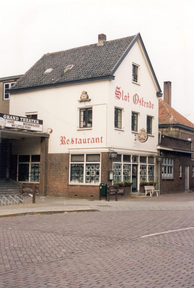 Restaurant Slot Oostende, links de oude bioscoop