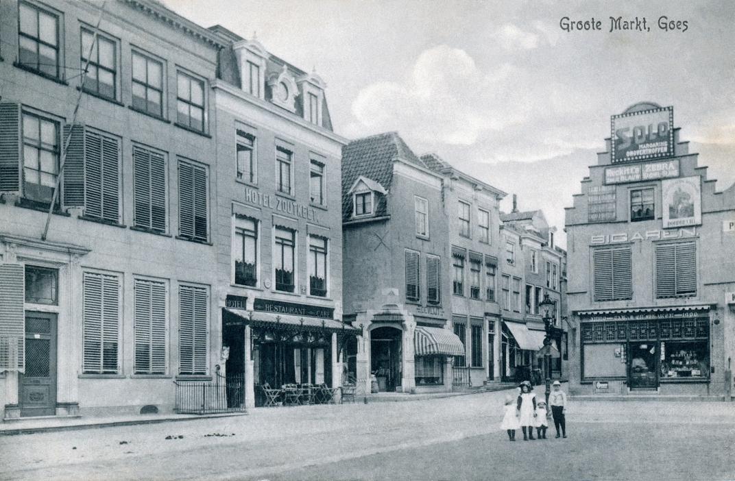 Foto van de Grote Markt in 1915, kinderen poseren voor de foto.