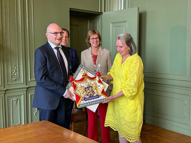 Predicaat Hofleverancier wordt in ontvangst genomen in het Stadhuis.