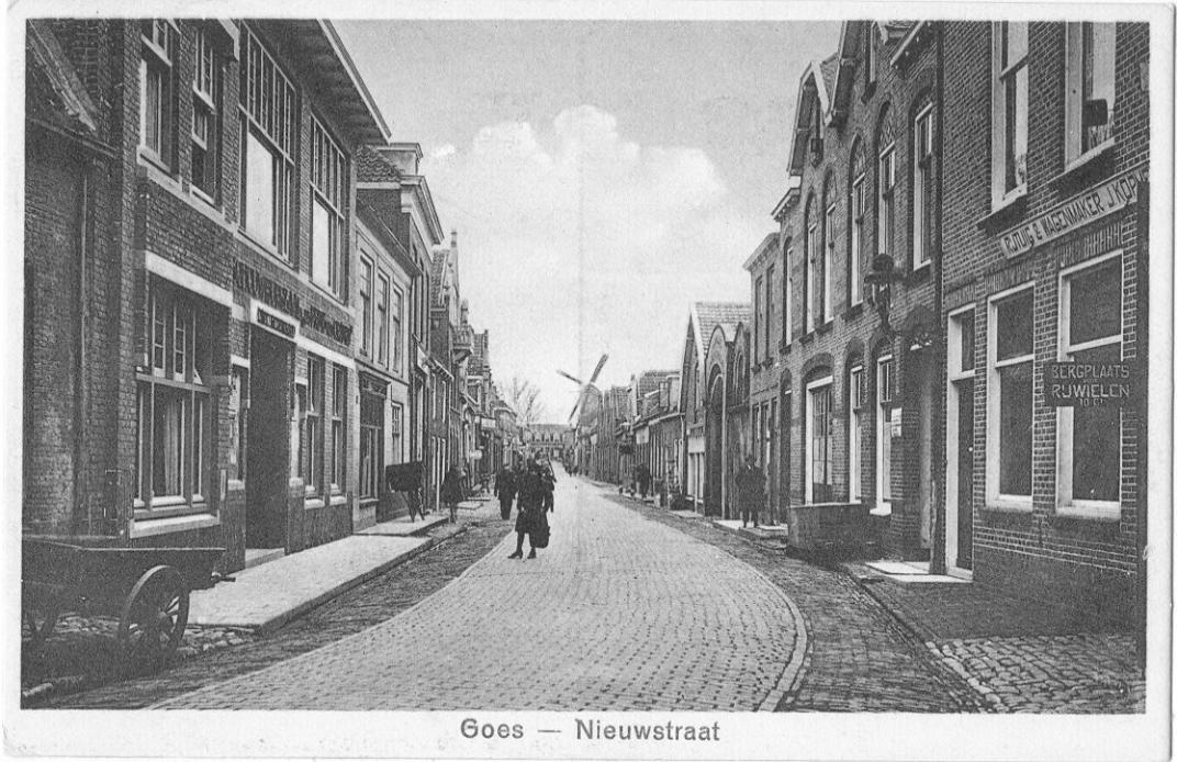 Prentbriefkaart van de Nieuwstraat. In de verte zien we molen De Koornbloem