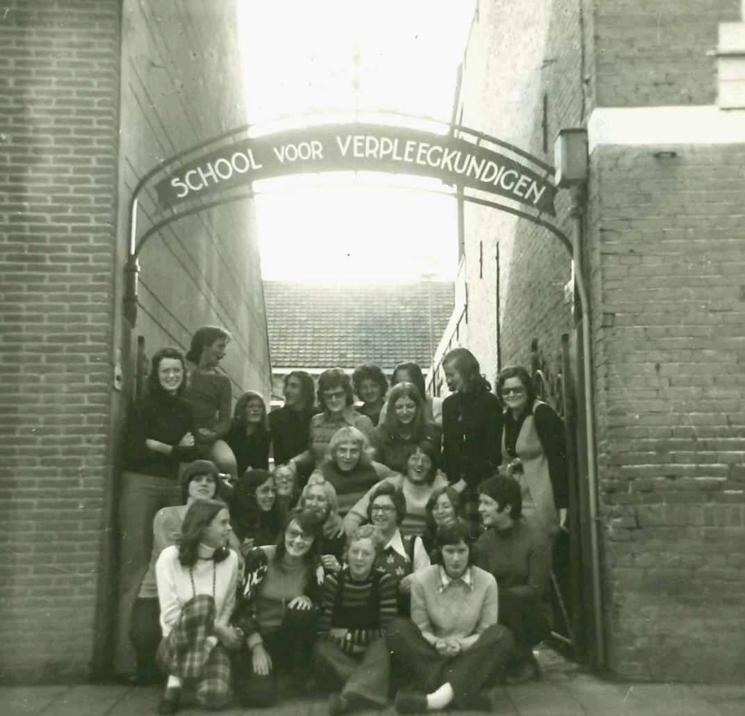 Groepsfoto van de leerlingen van de School voor Verpleegkundigen